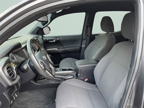 Used 2017 Toyota Tacoma TRD Sport image 18