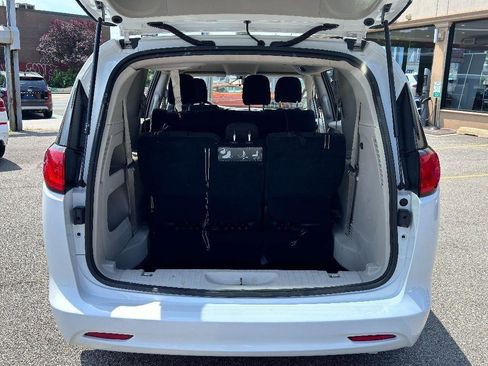 Used 2020 Chrysler Voyager L image 9