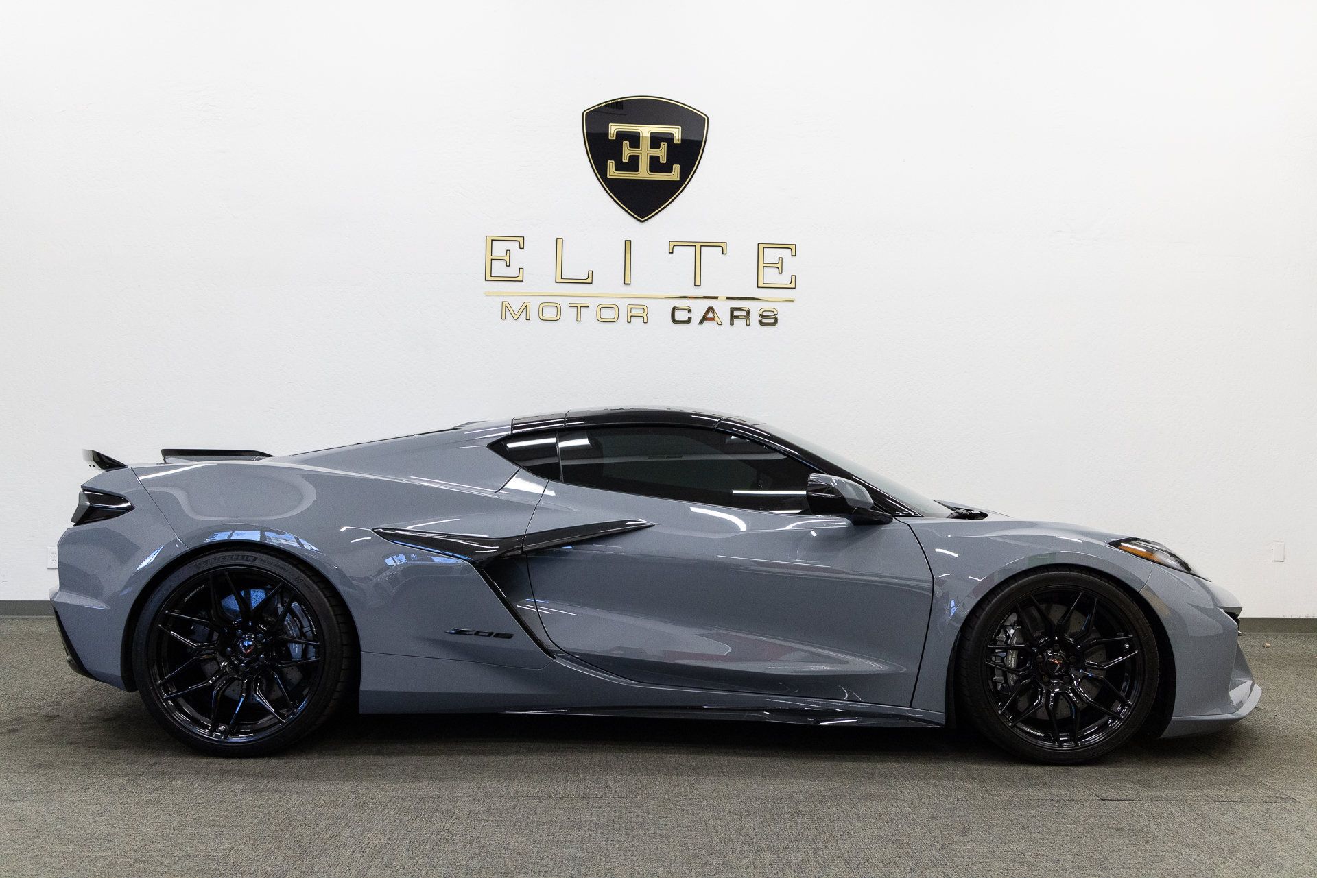 Used 2025 Chevrolet Corvette Z06 w/ Stealth Interior Trim Package RWD image 8