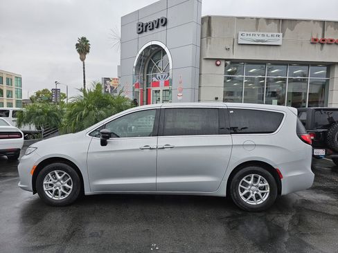 New 2026 Chrysler Pacifica Select image 4