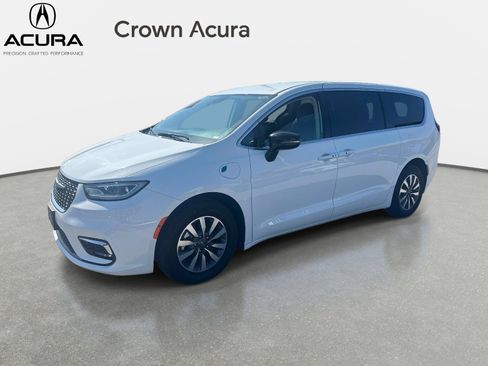 Used 2024 Chrysler Pacifica Limited FWD image 2