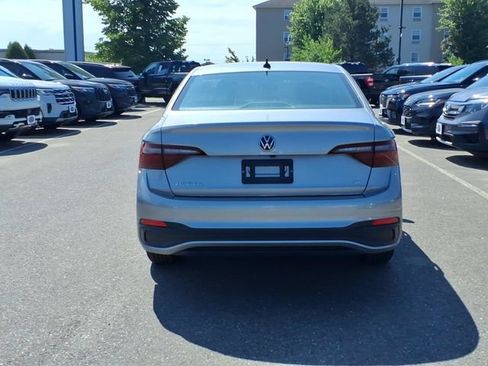 Used 2024 Volkswagen Jetta SE FWD image 6