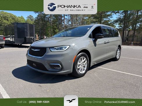 Used 2025 Chrysler Pacifica Select FWD image 1