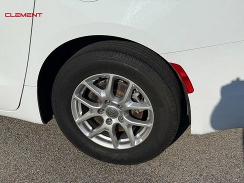 Used 2023 Chrysler Voyager LX FWD image 4