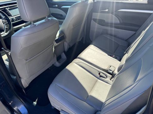 Used 2019 Toyota Highlander XLE FWD image 21