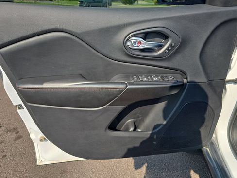 Used 2019 Jeep Cherokee Trailhawk AWD/4WD image 12