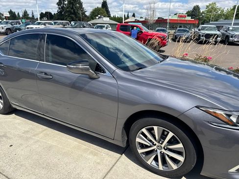 Used 2020 Lexus ES 300h w/ Premium Package FWD image 2