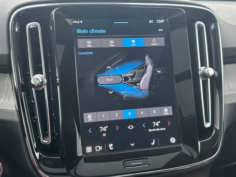 Used 2025 Volvo XC40 B5 Core w/ Protection Package Premier image 28