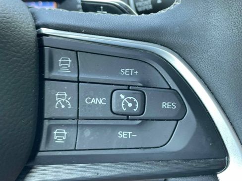 Used 2025 Jeep Grand Cherokee Altitude AWD/4WD image 31