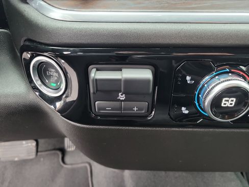 Used 2025 GMC Sierra 1500 SLT image 13