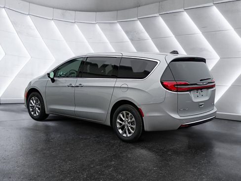 New 2026 Chrysler Pacifica Select image 4