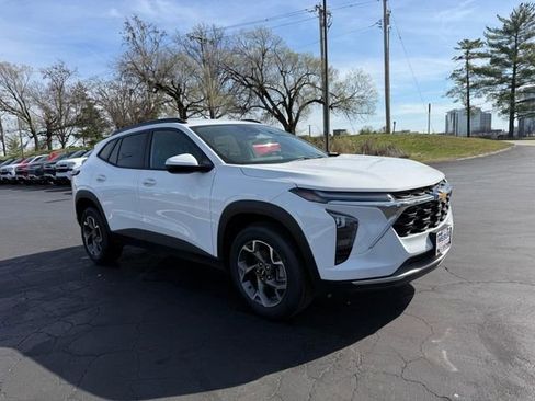 Used 2025 Chevrolet Trax LT w/ Driver Confidence Package image 8