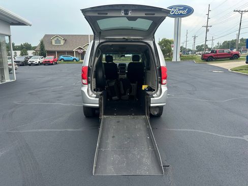 Used 2012 Dodge Grand Caravan SXT FWD image 13