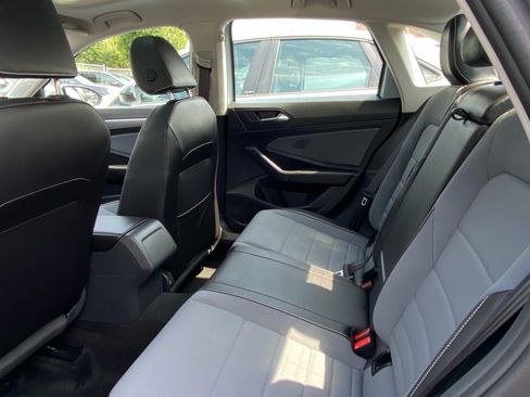 Certified 2025 Volkswagen Jetta SE w/ Sunroof Package FWD image 19