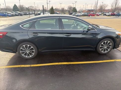 Used 2018 Toyota Avalon XLE Premium image 2