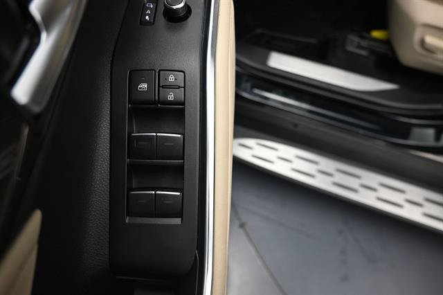 Used 2024 Toyota Highlander Platinum FWD image 6