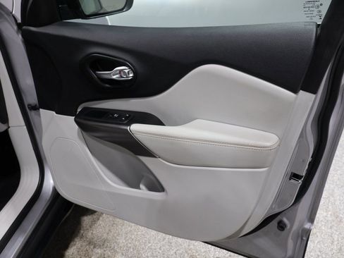 Used 2022 Jeep Cherokee Latitude Lux w/ Mopar Interior Package image 25