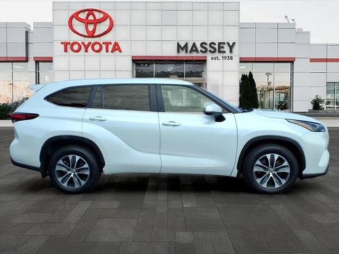 Used 2023 Toyota Highlander XLE AWD/4WD image 2