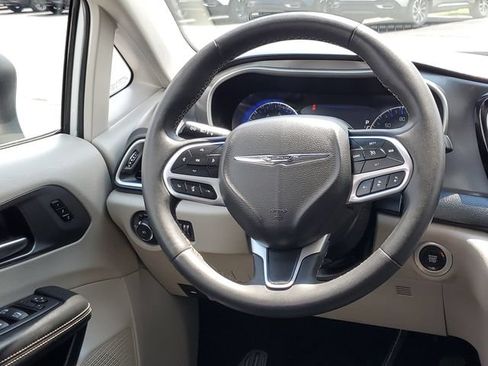 Used 2023 Chrysler Pacifica Touring-L FWD image 30