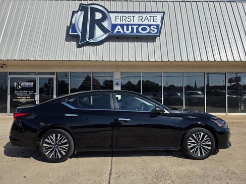 Used 2024 Nissan Altima 2.5 SV FWD image 9