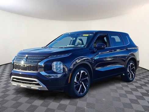 Used 2023 Mitsubishi Outlander SE image 3