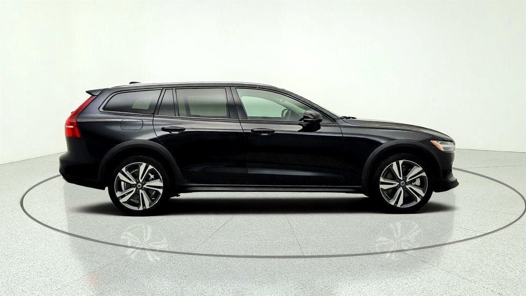 Used 2025 Volvo V60 B5 Cross Country Plus AWD/4WD image 4