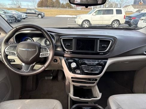 Used 2018 Chrysler Pacifica Touring-L image 13
