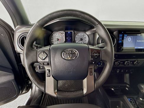 Certified 2018 Toyota Tacoma TRD Off-Road w/ Technology Package AWD/4WD image 13