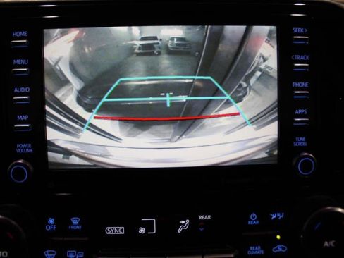 Used 2021 Toyota Highlander XLE AWD/4WD image 19