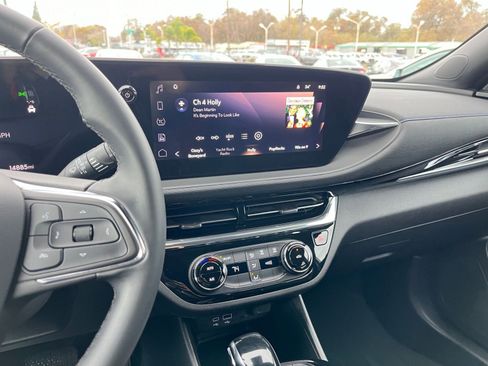 Used 2025 Buick Envista Sport Touring image 18