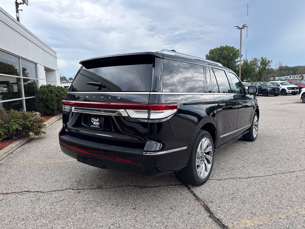 Used 2024 Lincoln Navigator L Reserve AWD/4WD image 3