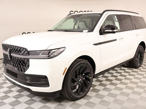 New 2026 Lincoln Navigator Reserve AWD/4WD image 11