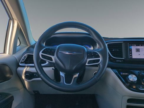 Used 2023 Chrysler Voyager LX image 12