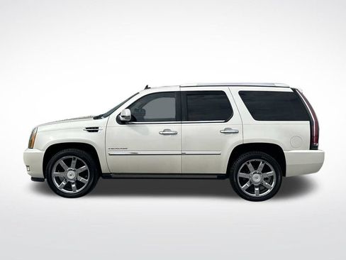 Used 2011 Cadillac Escalade Premium RWD image 3