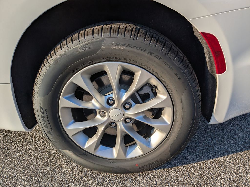 New 2027 Chrysler Pacifica Select AWD/4WD image 7