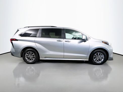 Used 2024 Toyota Sienna XLE image 3