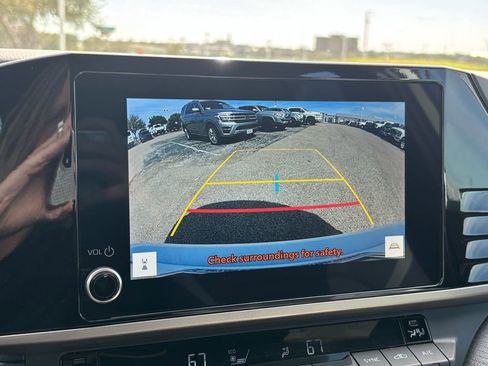 Used 2025 Toyota Camry SE image 9