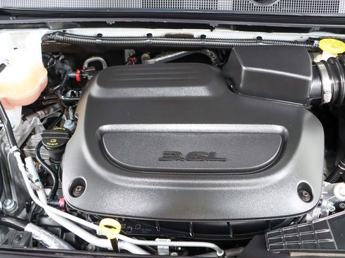 Used 2023 Chrysler Pacifica Touring-L image 31