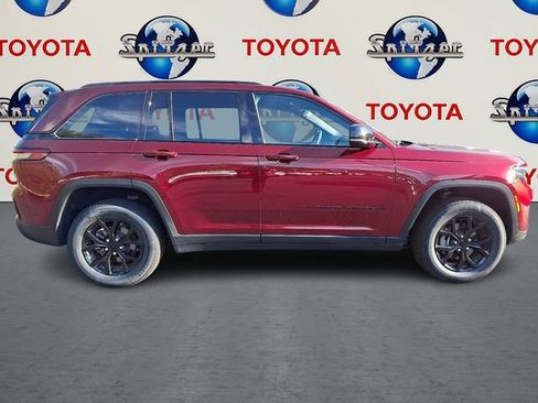 Used 2024 Jeep Grand Cherokee Altitude image 9