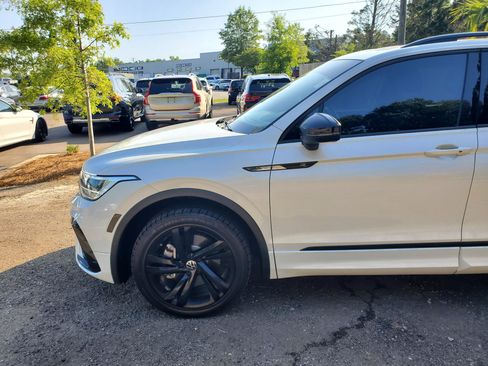 Used 2023 Volkswagen Tiguan SE R-Line FWD image 3