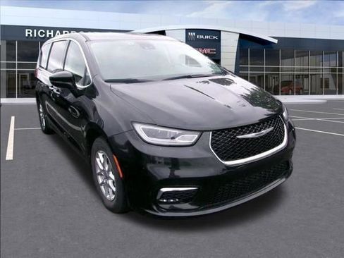 Used 2023 Chrysler Pacifica Touring-L FWD image 2