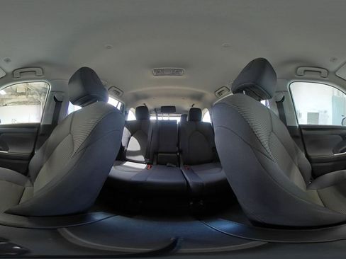 Used 2025 Toyota Highlander LE FWD image 44