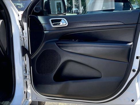 Used 2018 Jeep Grand Cherokee Altitude AWD/4WD image 12
