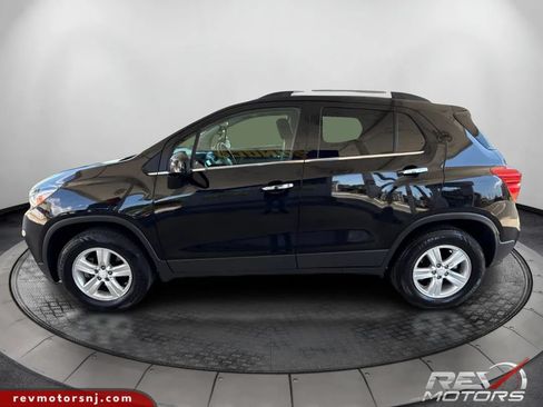 Used 2018 Chevrolet Trax LT w/ Sun & Sound Package AWD/4WD image 2