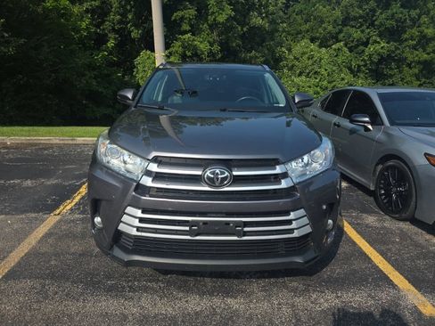 Used 2019 Toyota Highlander XLE AWD/4WD image 2