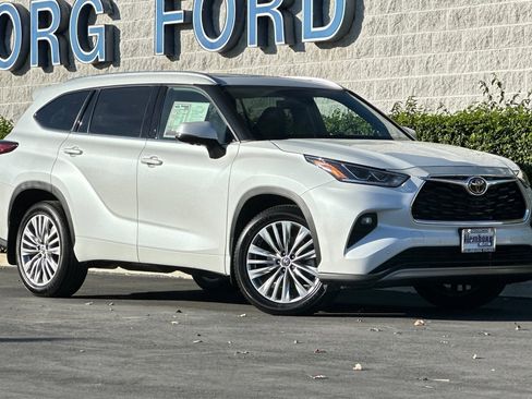 Used 2023 Toyota Highlander Platinum image 2