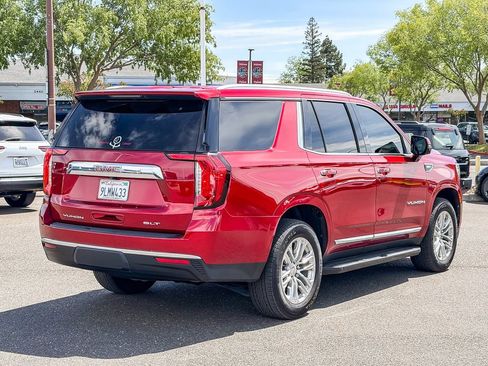 Used 2024 GMC Yukon SLT w/ SLT Luxury Package image 4