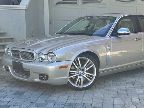 Used 2009 Jaguar XJ Vanden Plas Super V8 Portfolio RWD image 2