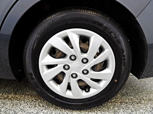 Used 2020 Hyundai Elantra SE FWD image 19