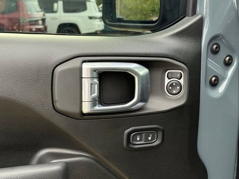 Used 2025 Jeep Gladiator Sport AWD/4WD image 15